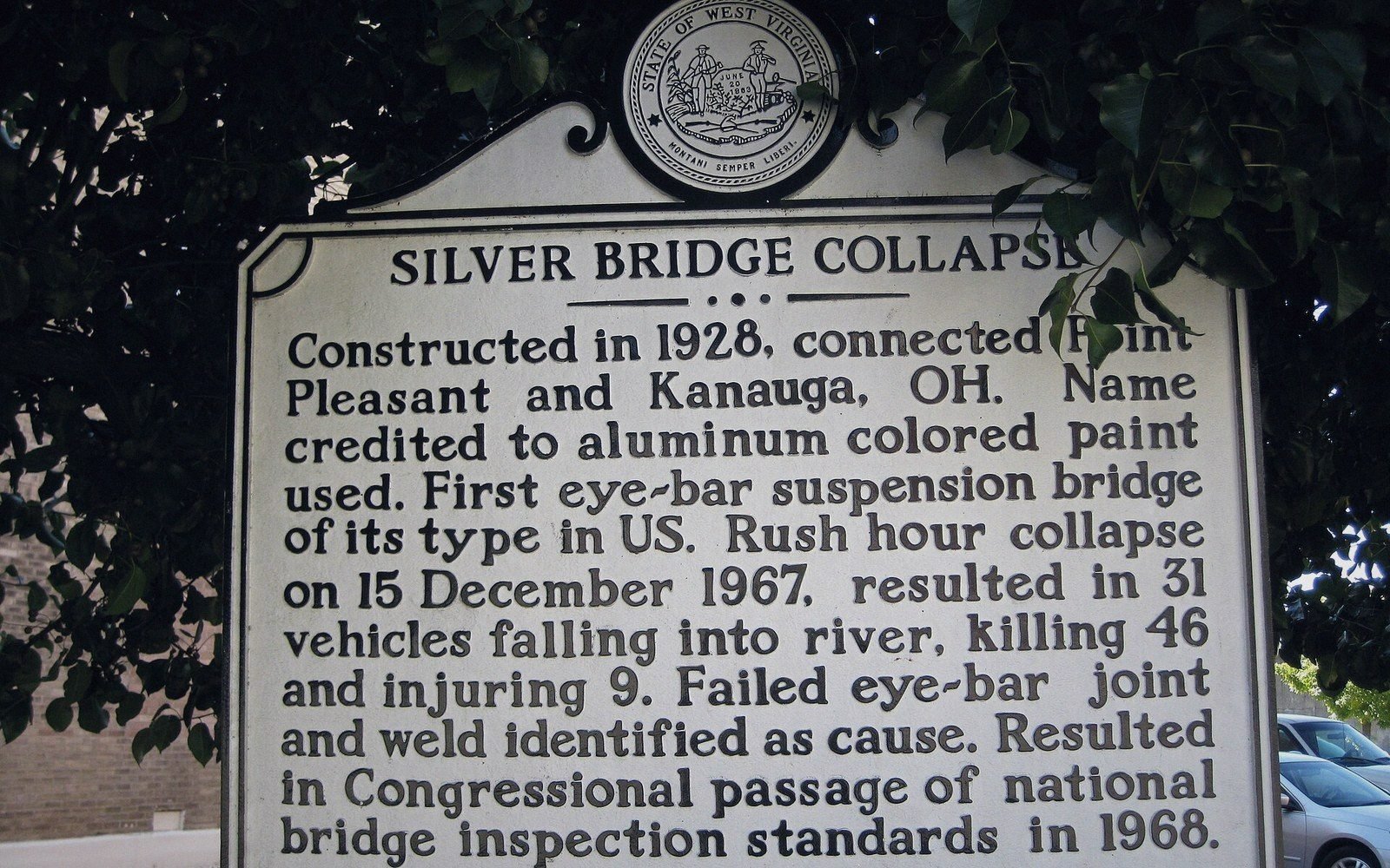 Historical marker describing the 1967 Silver Bridge collapse and its aftermath